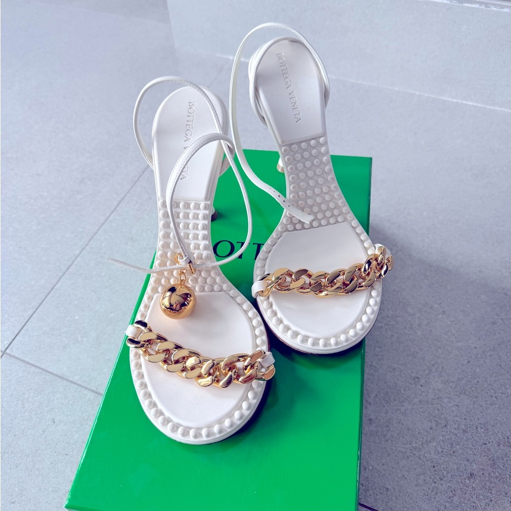 BOTTEGA VENETA ORIGINAL sandals in its box. Wore one time only. White and gold